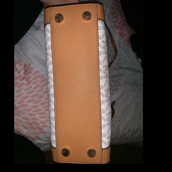 100% Authentic Michael Kors Small Bag - Picture 4 of 5